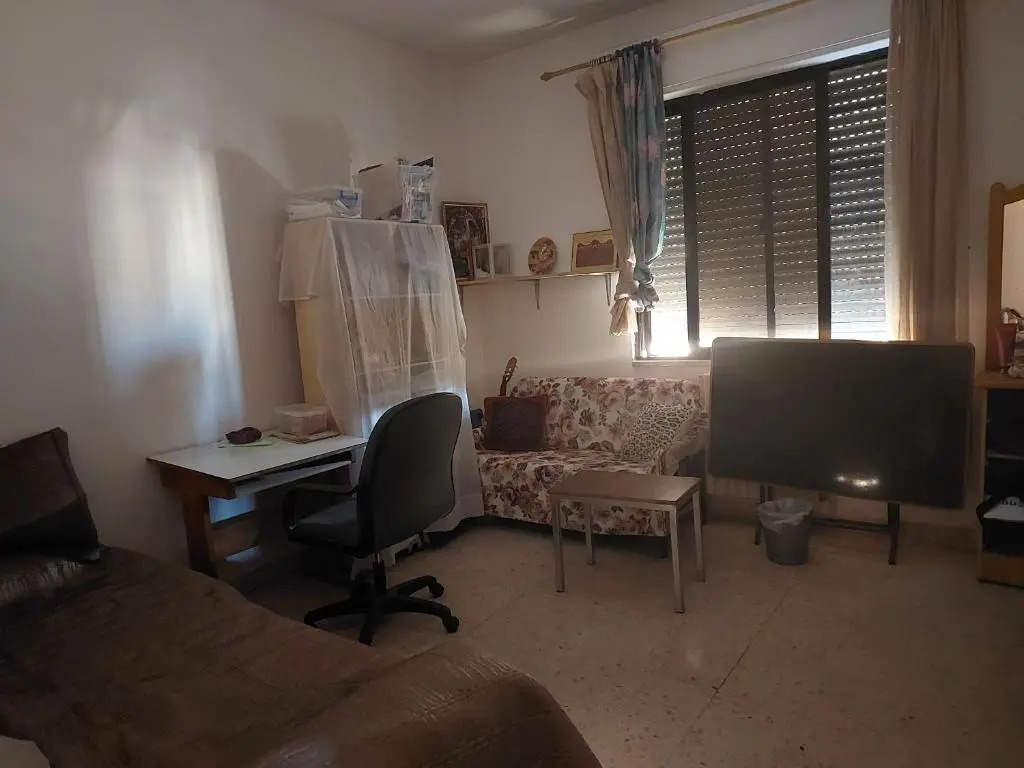 A central 1 bedroom in Jabal AlWeibdeh