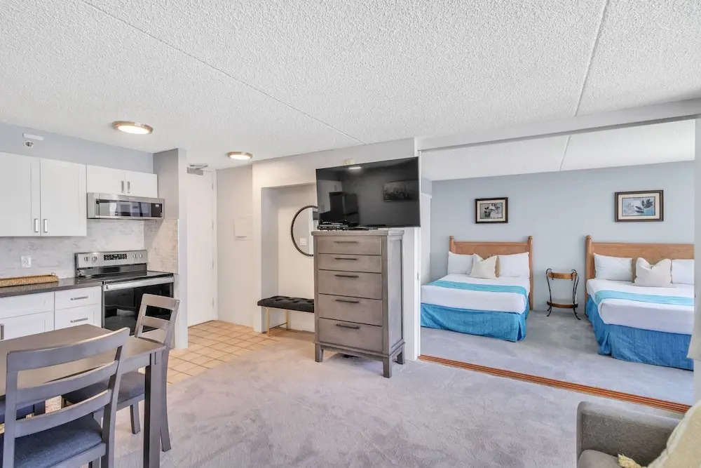 Renovated Waikiki Banyan Condo w/ Pool View, Free parking