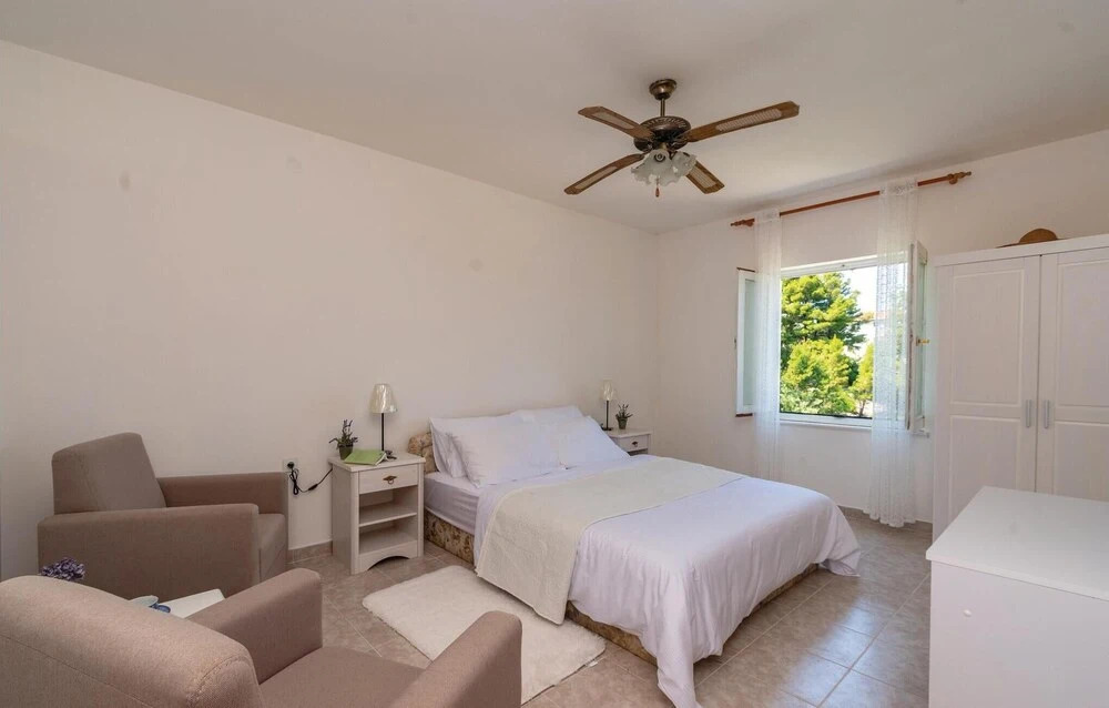 4 Bedroom Gorgeous Home In Blato