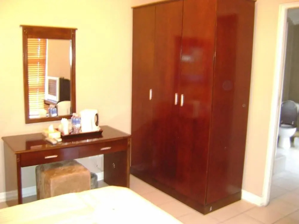 Savoy Lodge - Nice Budget Triple Room 2