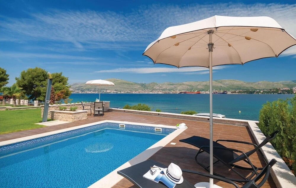Amazing Home in Okrug Gornji With Sauna, Wifi and 6 Bedrooms