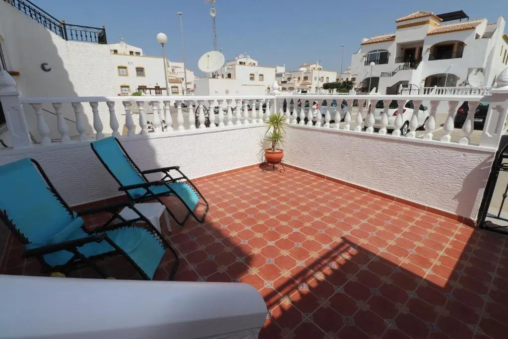 Lovely 2 bedroom house with free parking and pool, near a golf course
