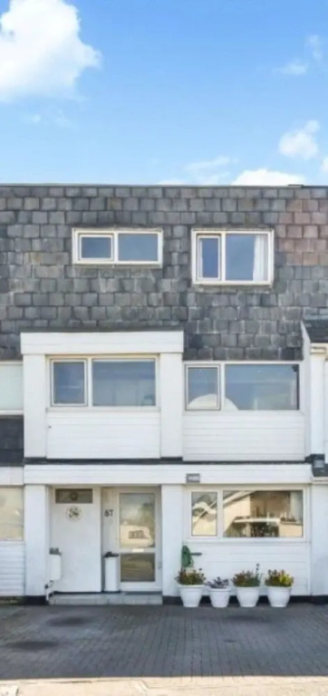87 Marineside Beach Side Property With Stunning sea Views
