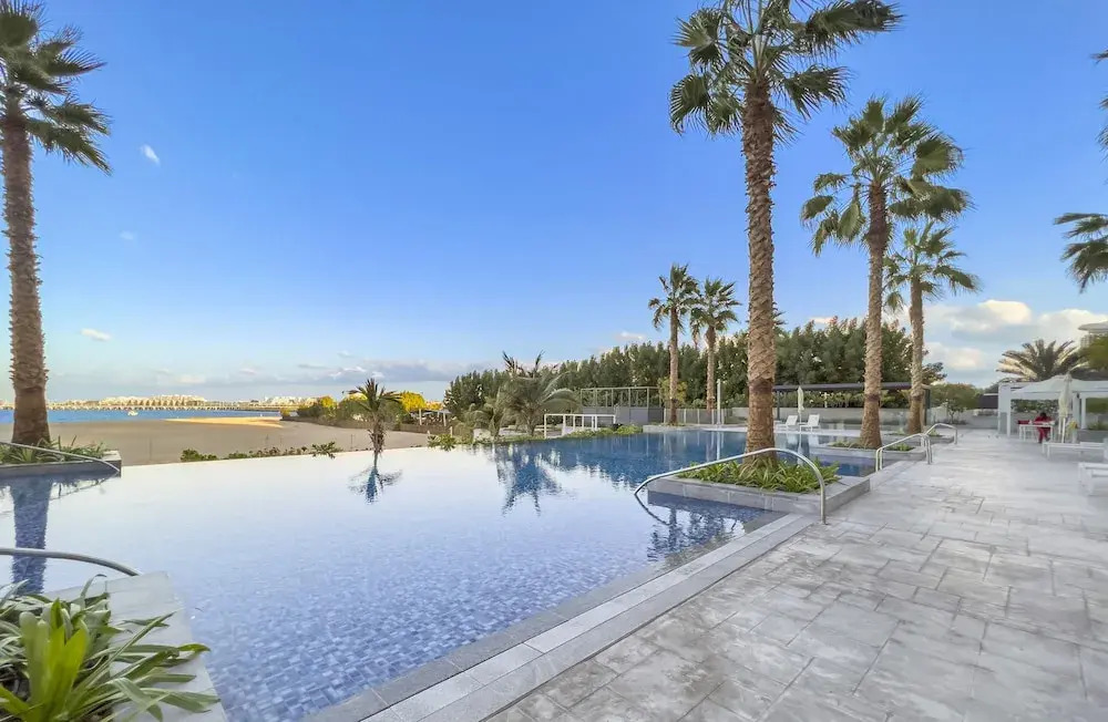 WelHome - Deluxe Apartment With Direct Access to the Beach