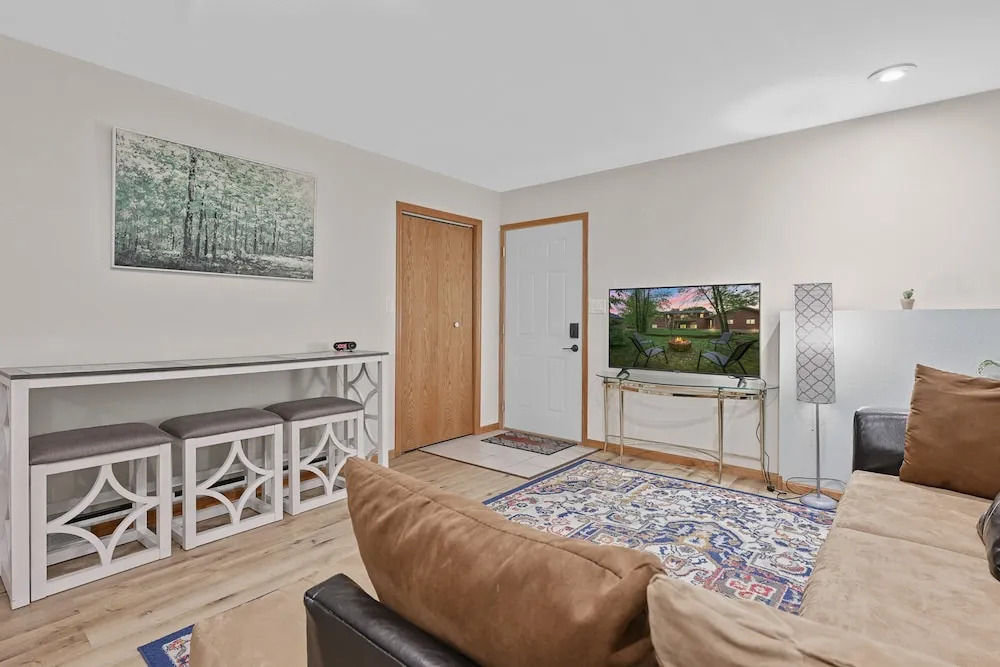 Mosinee Woodland Escape - Lower Suite