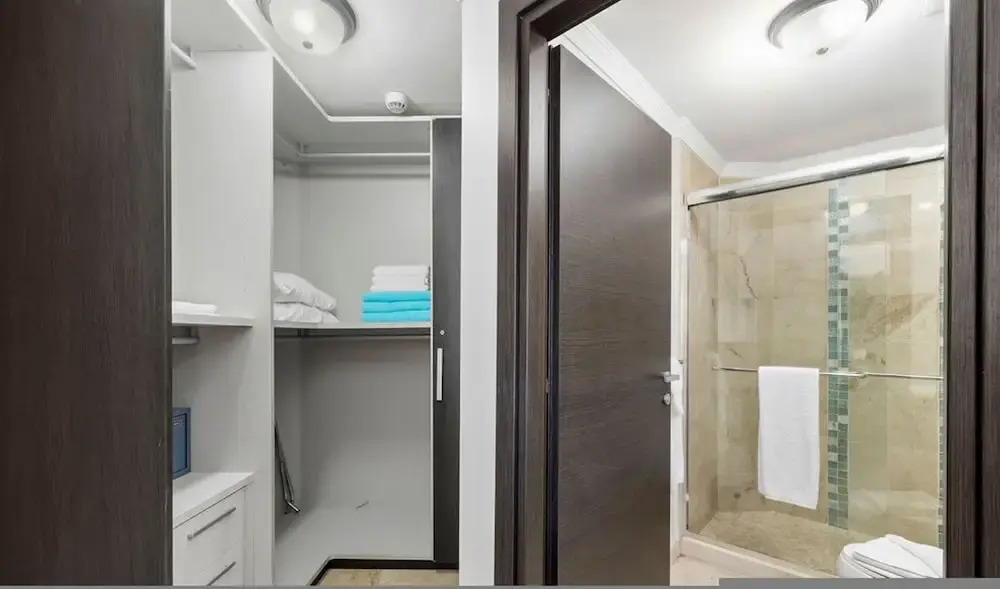 1BR 2BA Corner Condo on Top Floor w Amazing Views