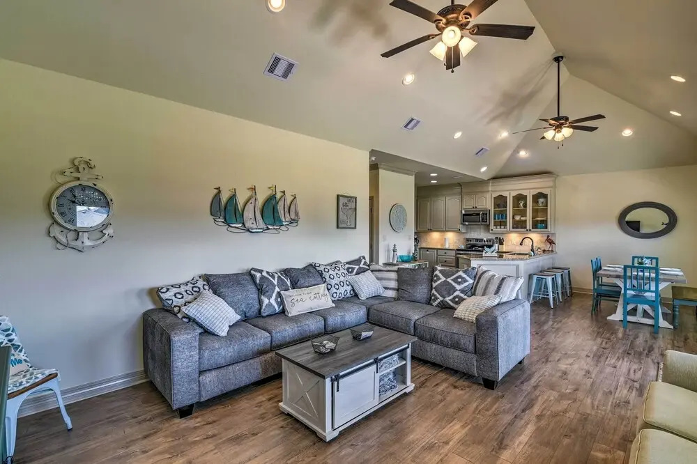 Walk to Shore: Family Retreat in Crystal Beach!