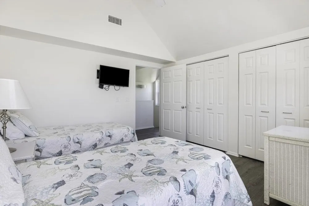 Holley House 4 Bedroom Home by RedAwning
