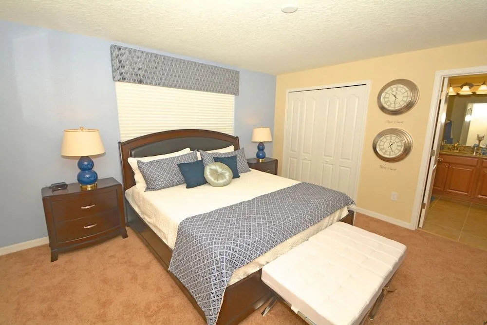 2971BP Posh Palace 4 Br home by RedAwning