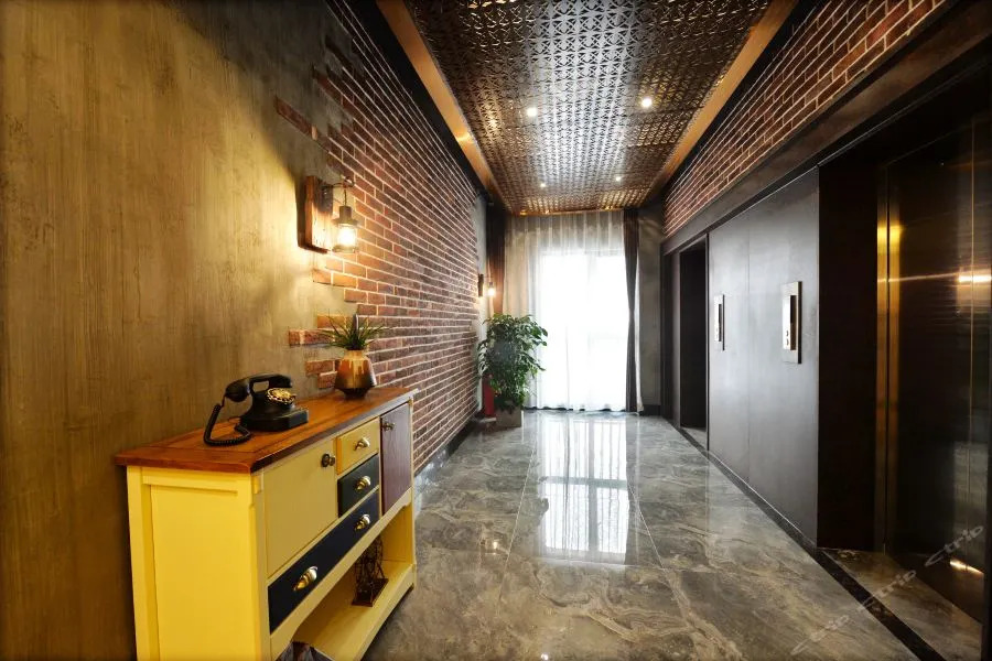 James Joyce Coffetel (Chengdu South Railway Station Airport Road)