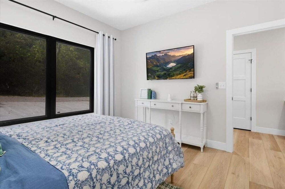 Modern Lakefront Escape The Twelve