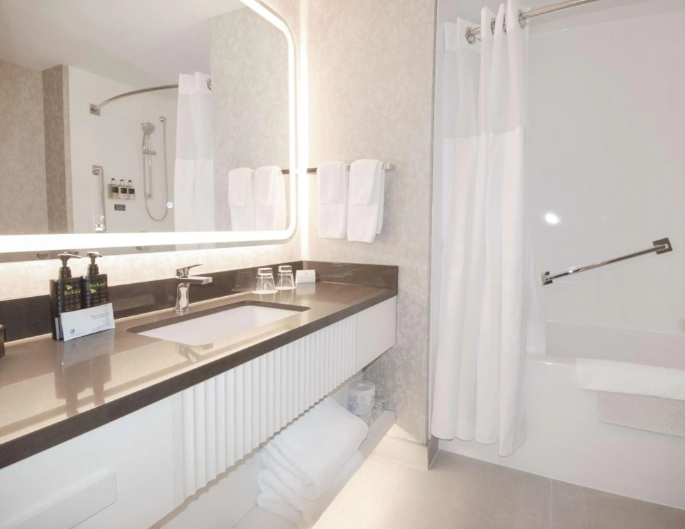 Coast Victoria Hotel & Marina by APA
