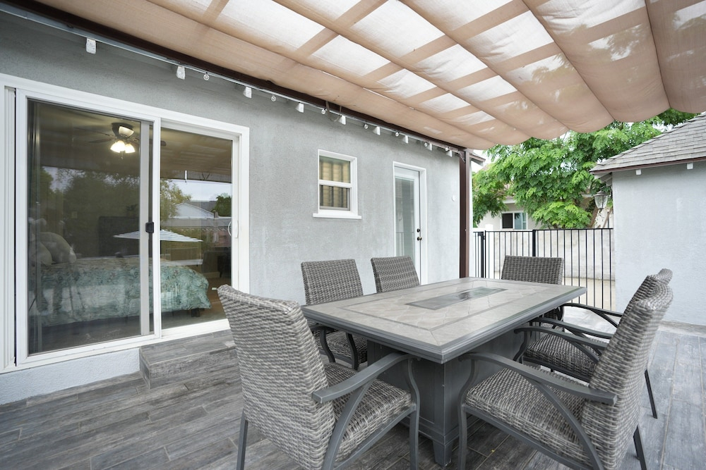 Designer decorated 6 bedroom 4 bath pool home