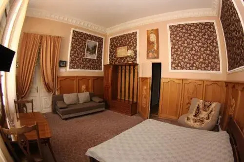 Orpheus Hostel and Apartments