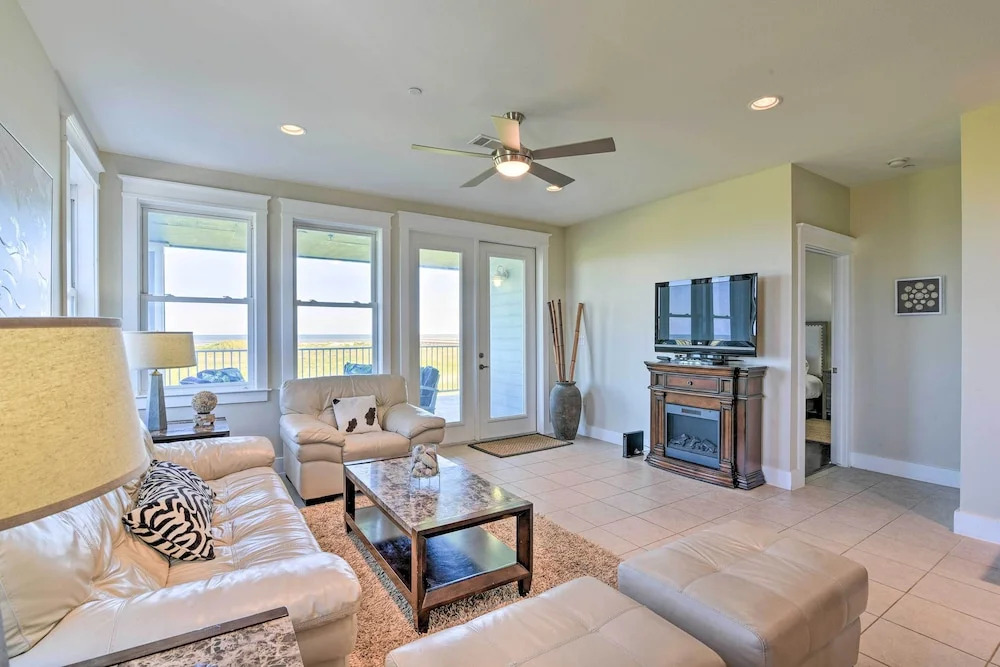 Gulf View + Beach Access: Galveston Resort Condo!