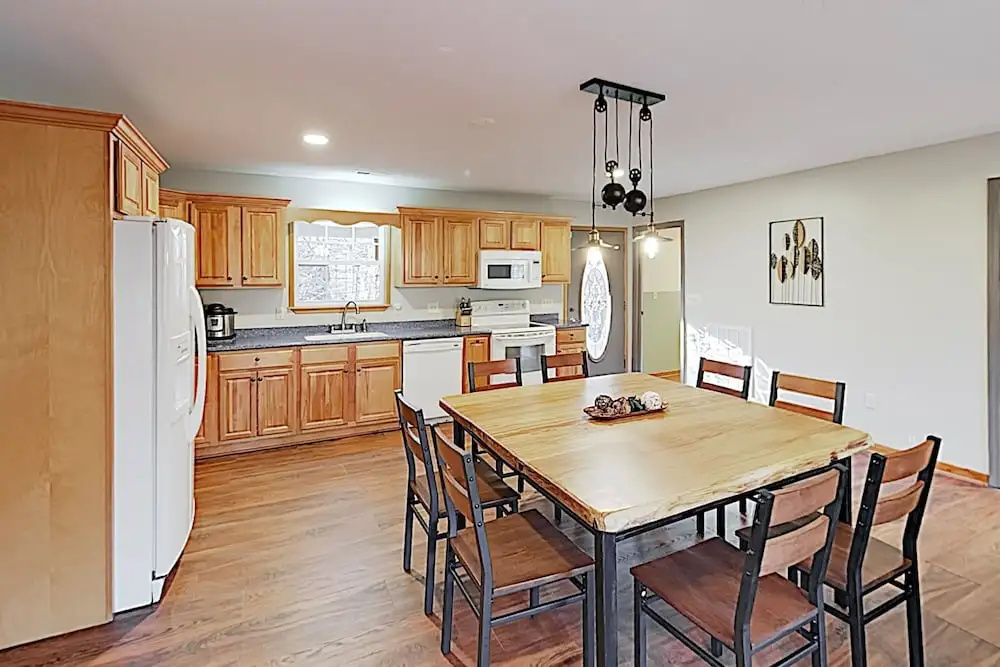 Woodland Haven: Hot Tub, Game Room, Near Downtown 3 Bedroom Home