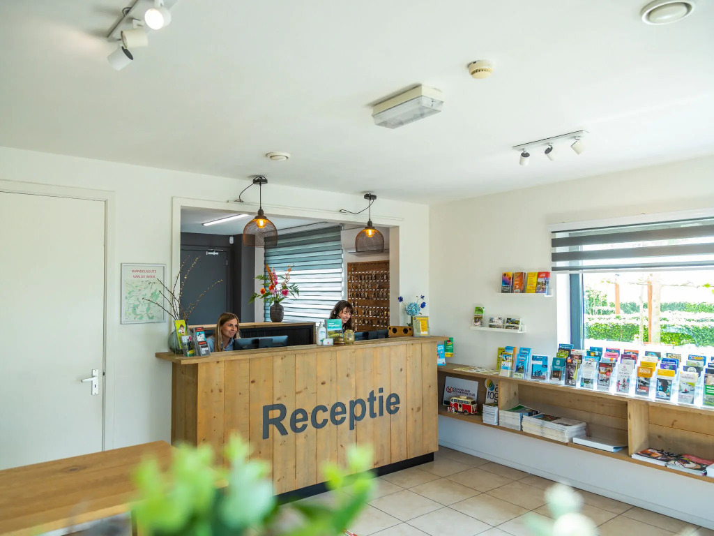 Comfortable chalet with cooking island, in a holiday park on the Gulperberg