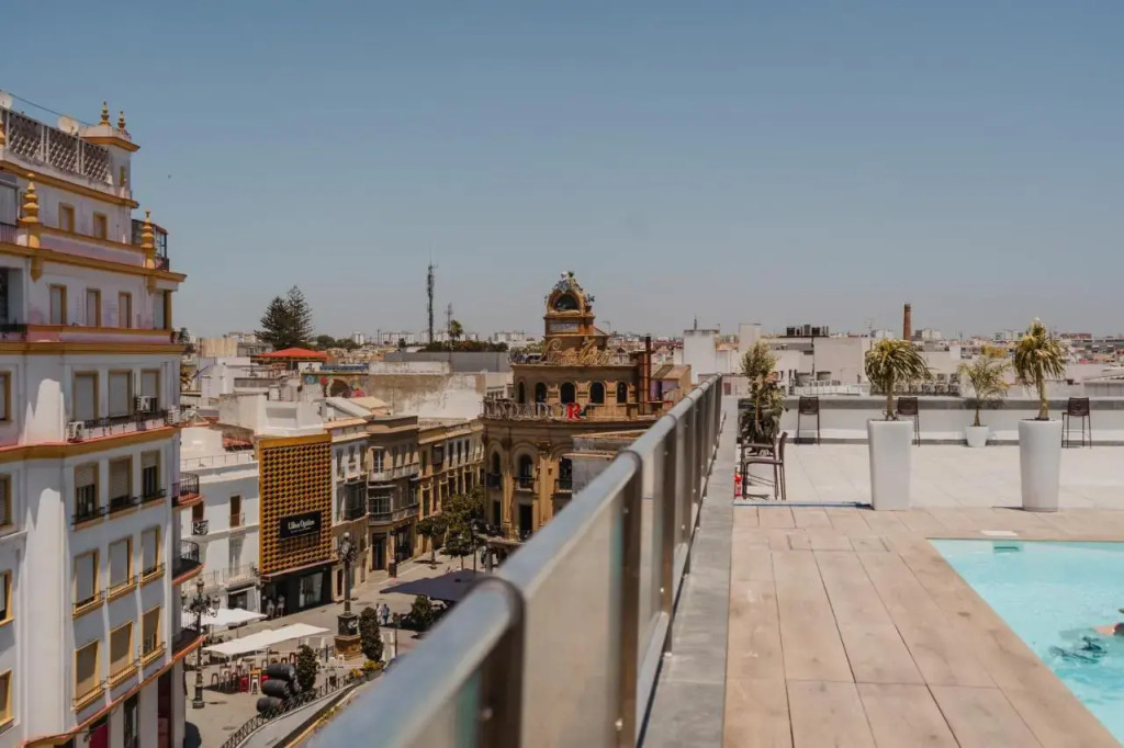 esZentrico Suites & Rooftop bar
