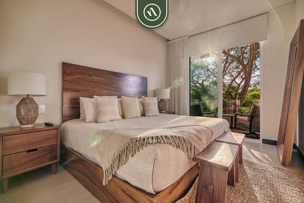 Luxury 2 BR Condo Near Golf Courses and Marina