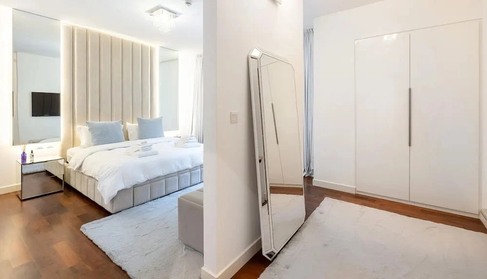 Trendy City Walk Living w Pool View Balcony