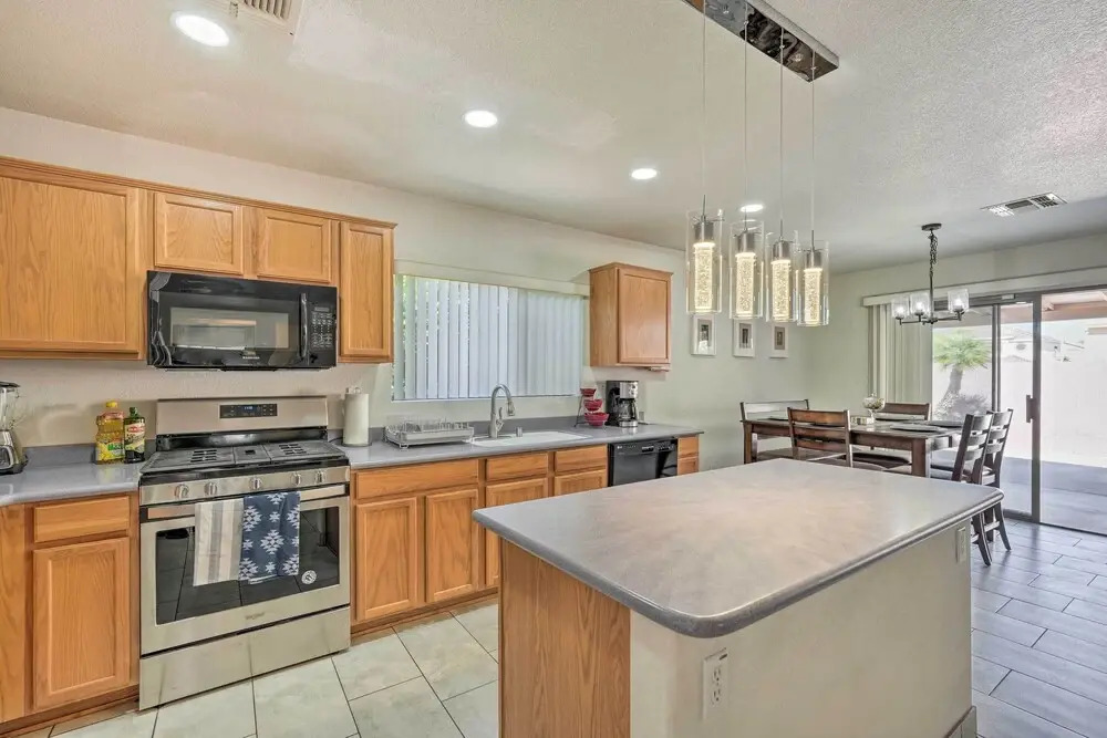 2 Mi to State Farm Stadium! Family-friendly Home