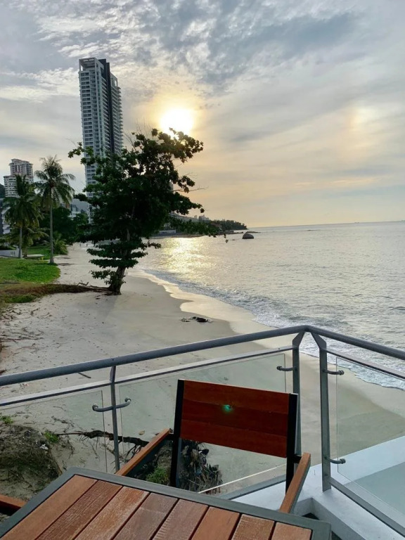 Hompton Hotel by the Beach