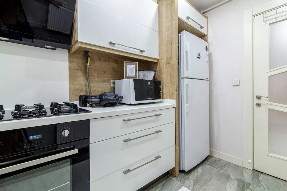 Vibrant and Central Flat with Balcony in Maltepe