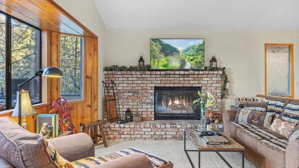 Cabin by Enchanting Managed by Avantstay Storybook Mountain Retreat Stone Fireplace + Vaulted Ceilings + Wraparound Deck Near Village