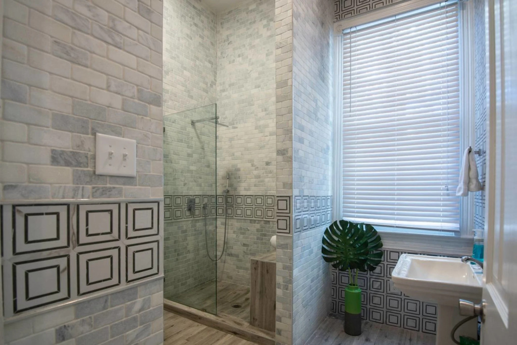 Best Location 5BR Next to French Quarter Book NOW!