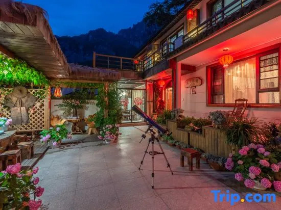 Yaqiu Courtyard Featured Hostel