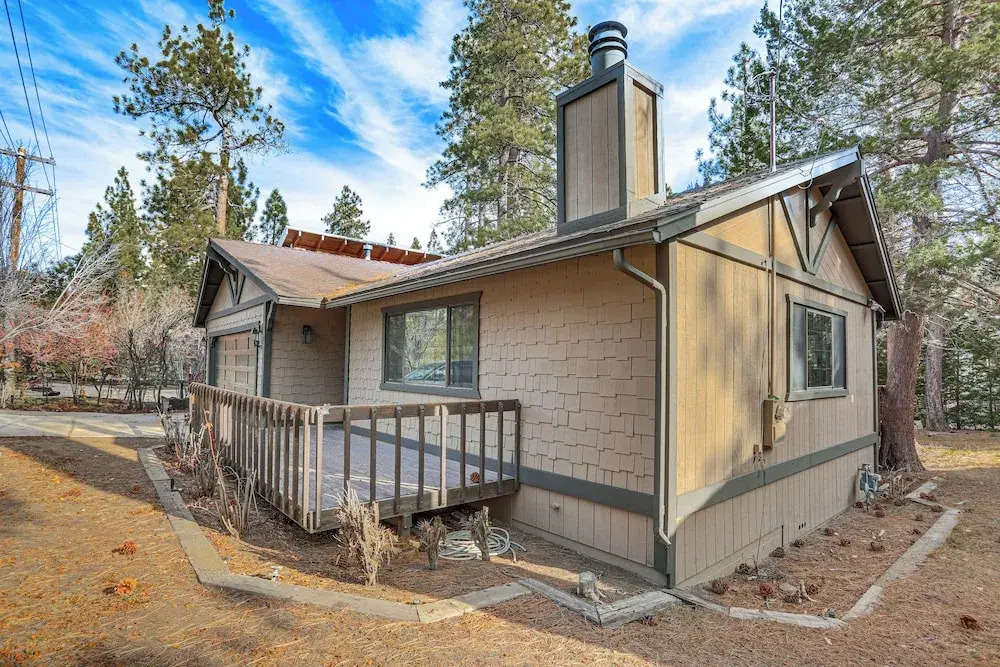 2 Mi to Snow Summit Skiing: Big Bear Cabin w/ Deck