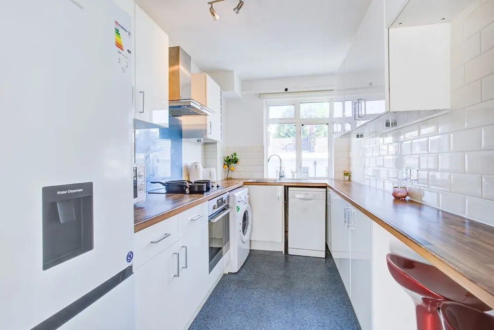 Private Family Apartment in Posh SW1 London