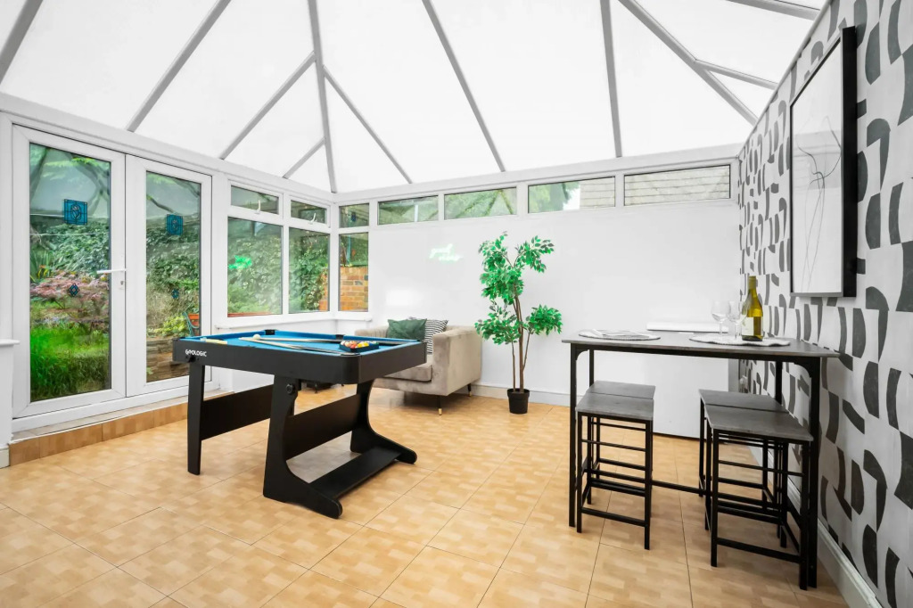 Spacious House With Garage and Garden South of Birmingham Centre