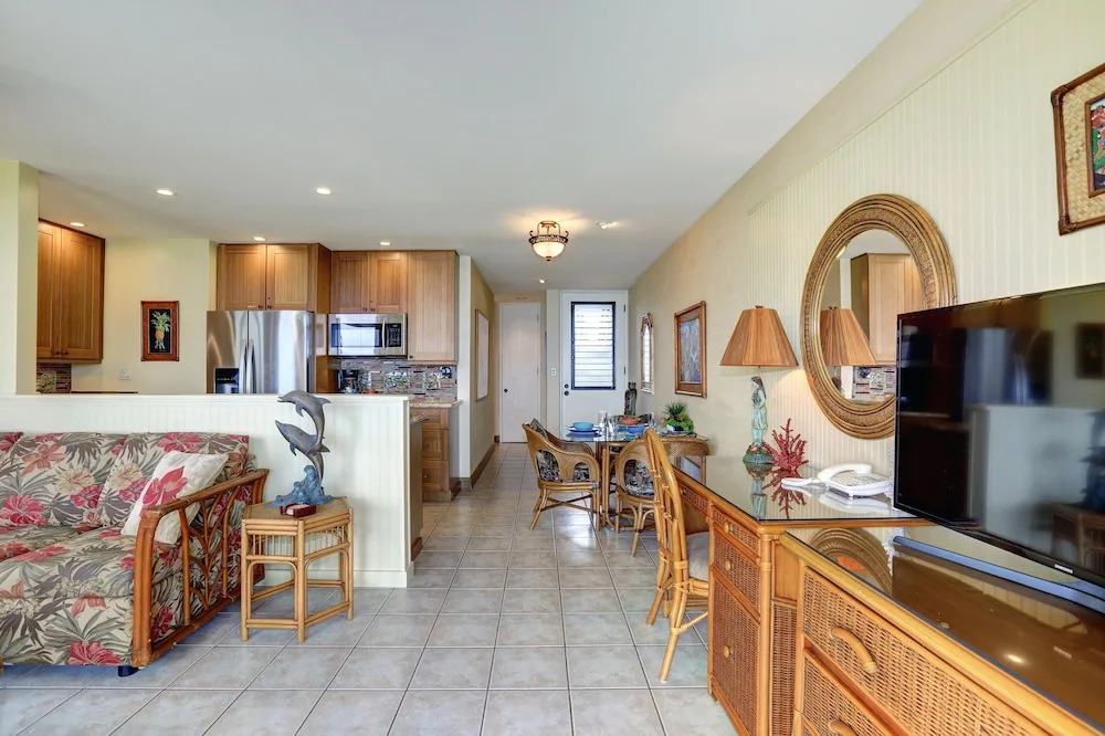 Pikake #a6 2 Bedroom Condo by RedAwning