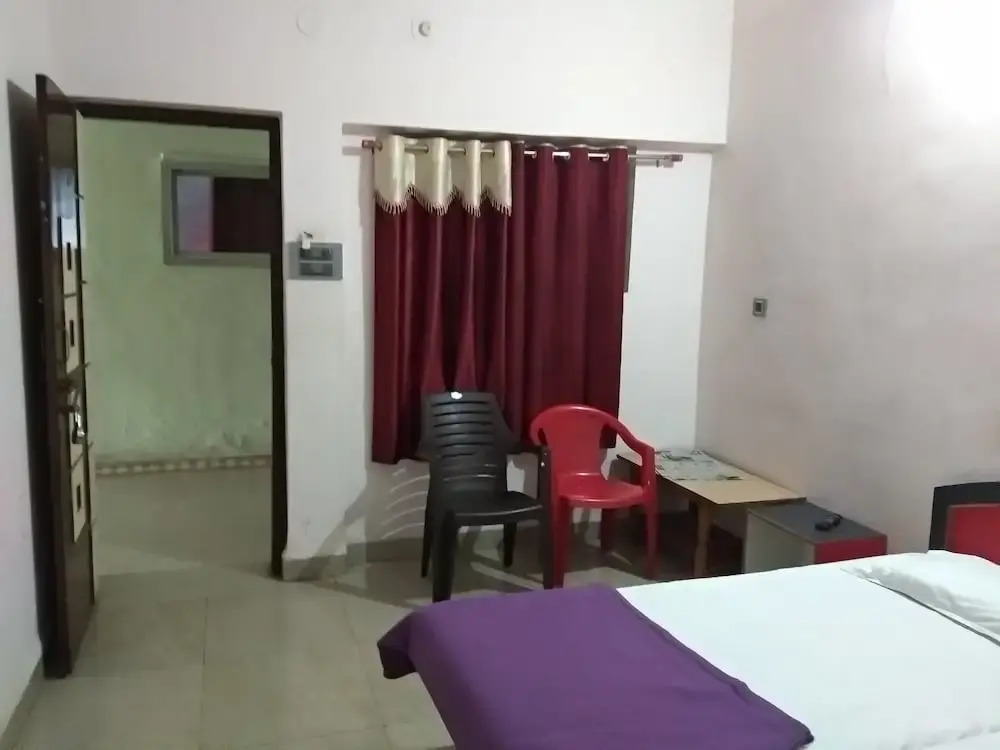 Iroomz Hotel Sagar Deluxe