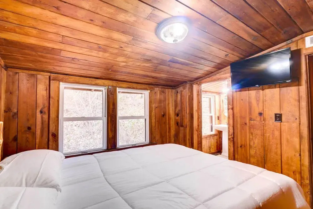Gatlinburg Cabin: Hot Tub & River Views