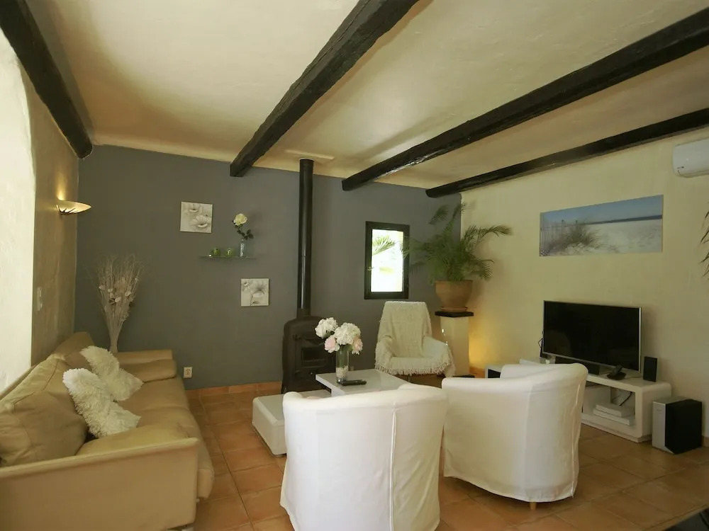 Charming Villa in Cavalaire-sur-mer With Pool