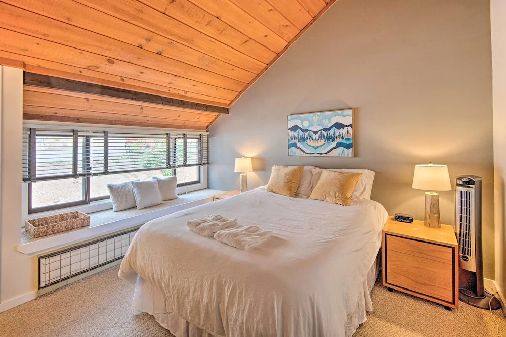 Lincoln Condo w/ Amenities + Shuttle to Loon!