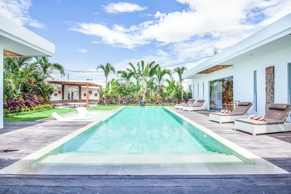 Spectacular 4BR Villa, 400m to Beachfront Elegance