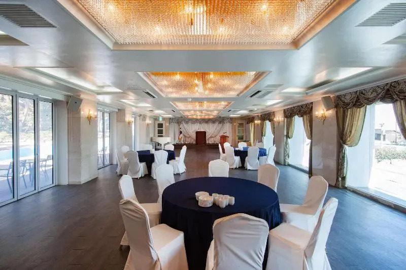 Pinebeach Hotel