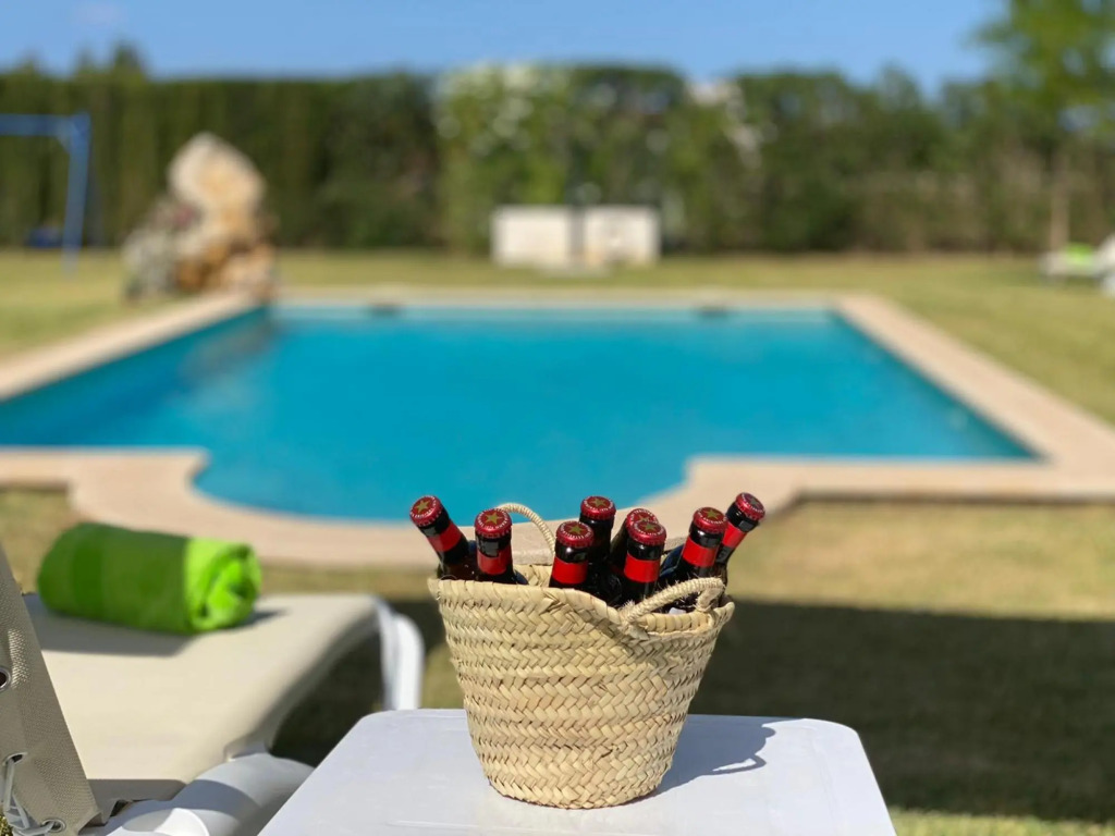 CAN BIEL Pool, garden,BBQ, free wifi, ping pong for 6