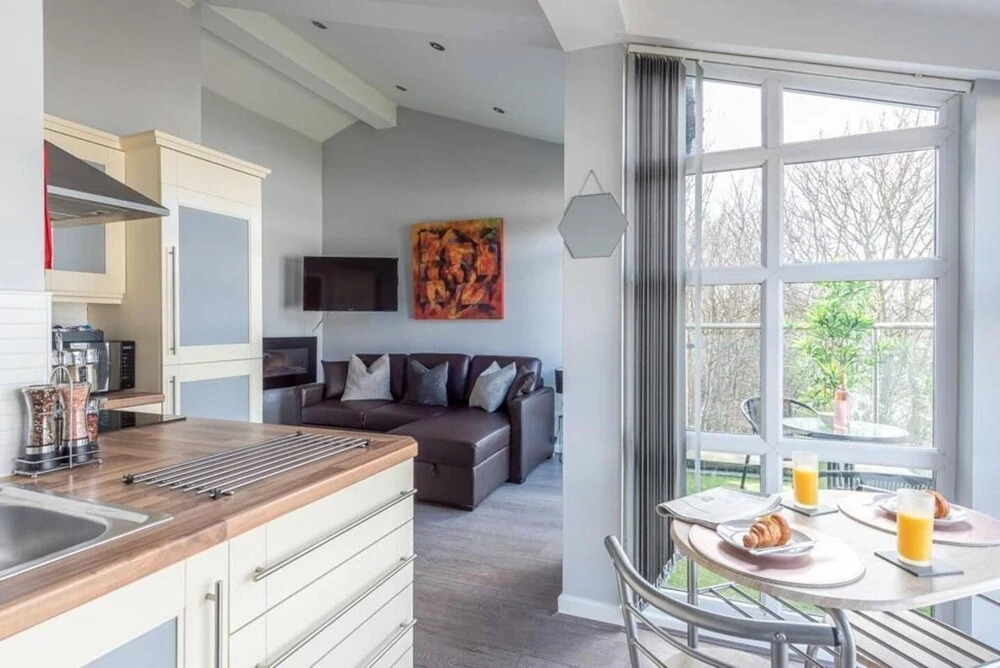 Riverside Balcony With Parking Minutes To Saltaire