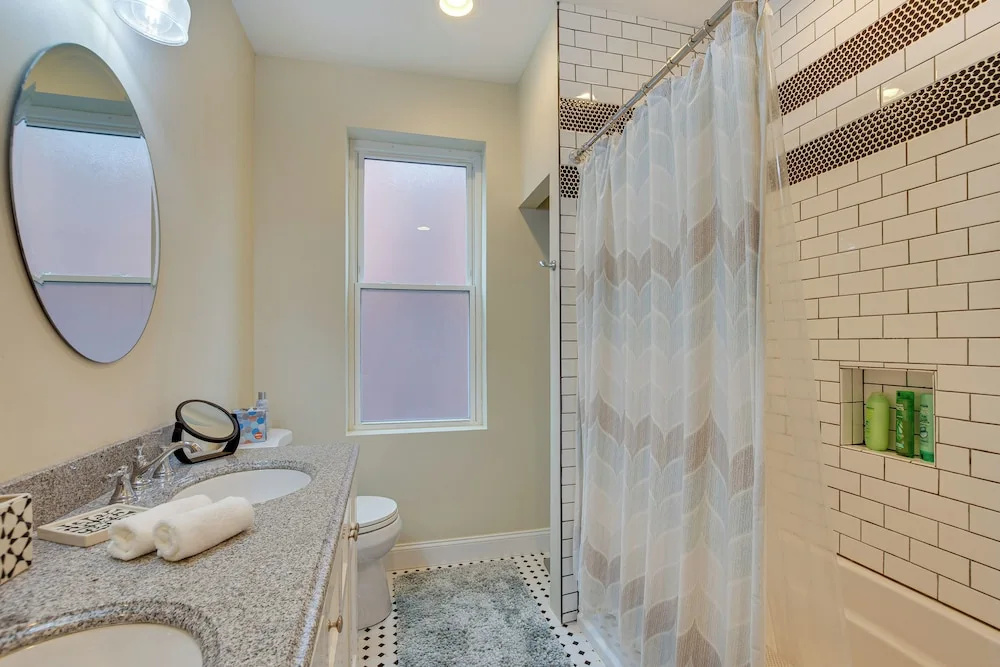 3 Mi to Dtwn: Charming Row House in Pittsburgh