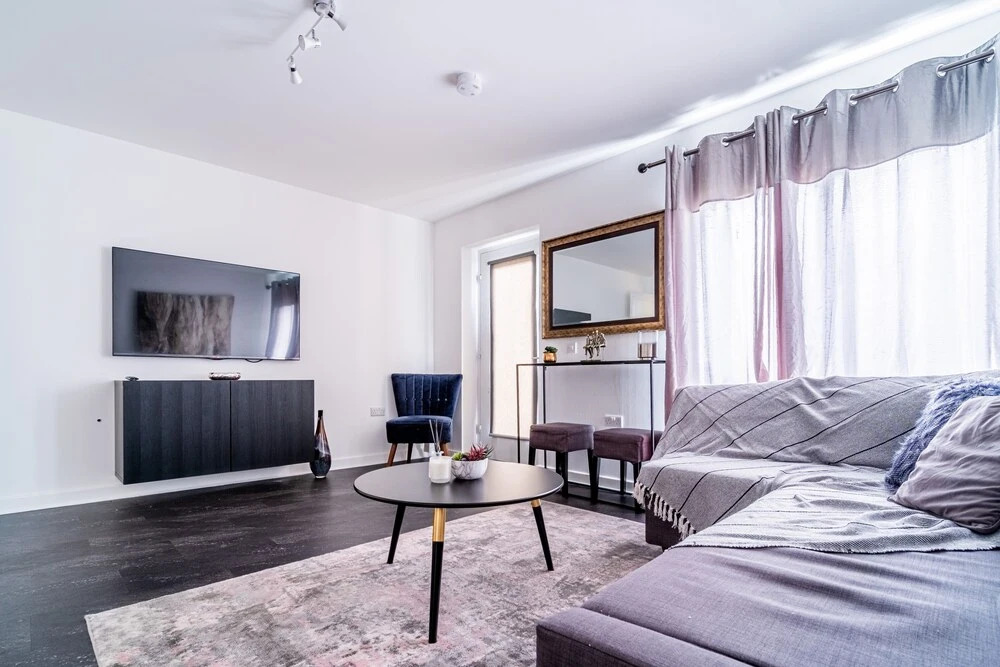 Charming 3-bed House in Glasgow With Free Parking