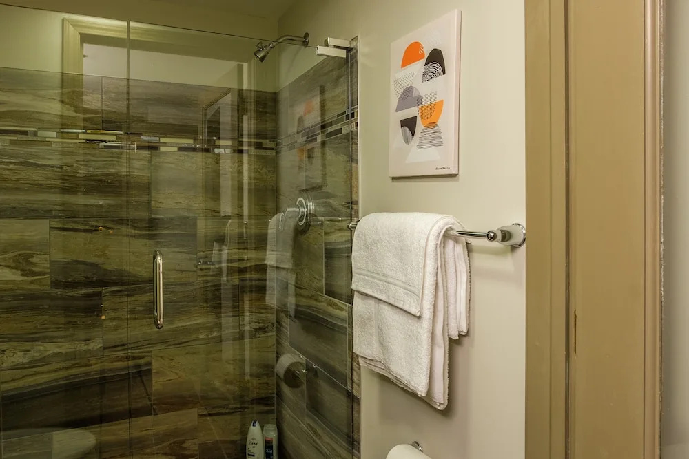 Spacious CLE Apartments by Frontdesk