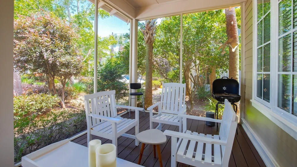 Artist's Getaway ~ Large Screened Porch ~ Golf Cart & PET Friendly