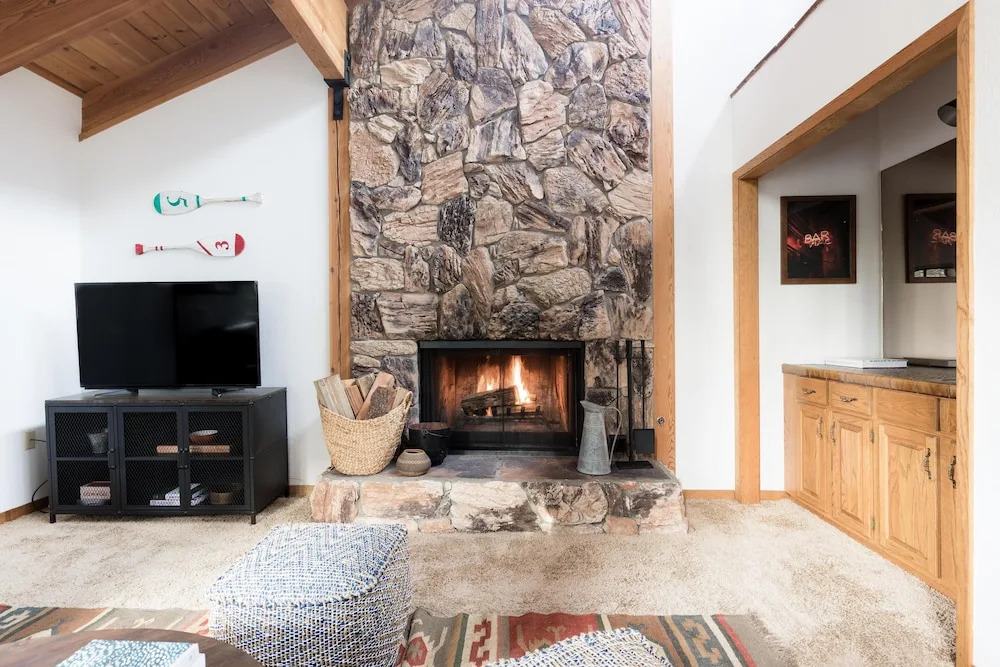 Wolfe by AvantStay | Near Lake Tahoe, w/ Hot Tub, Fireplace, 2 Private Decks!