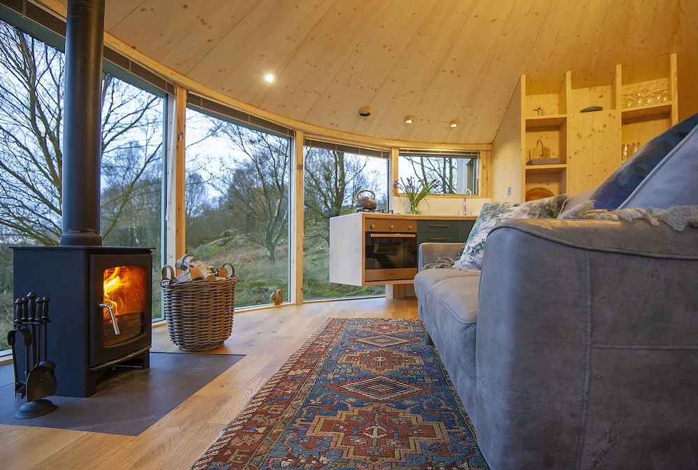 Luxury and Peaceful 1-bed Roundhouse With Hot Tub