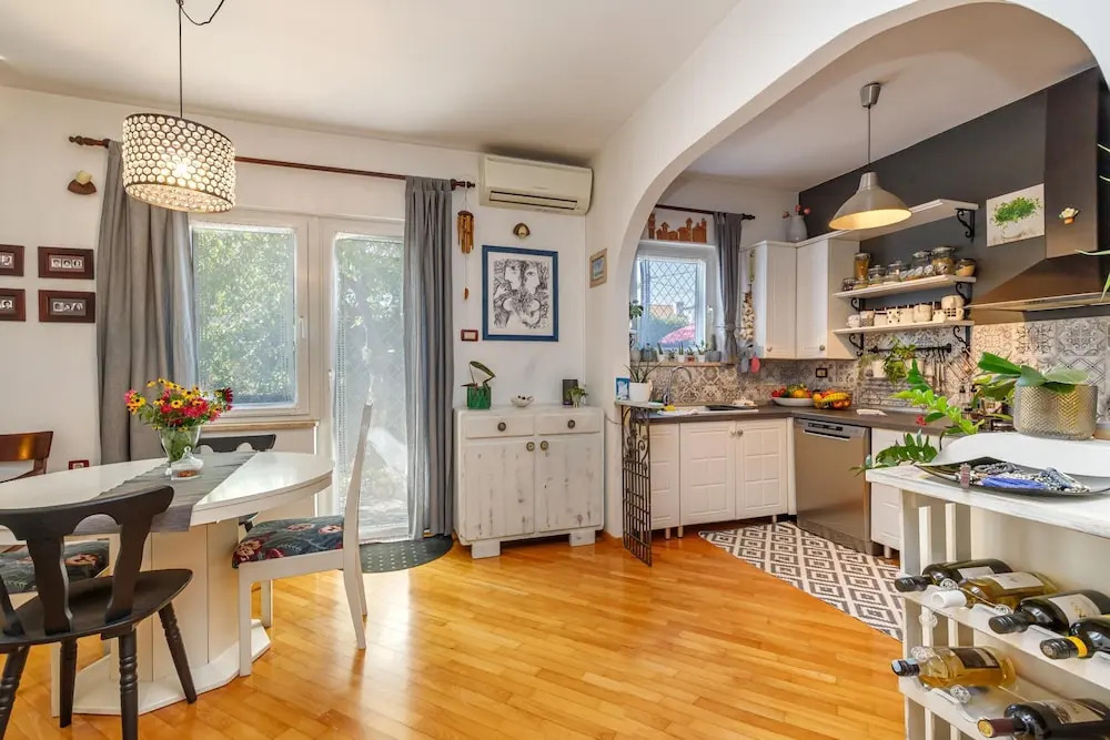 Cozy Home with Private Garden - Happy Rentals