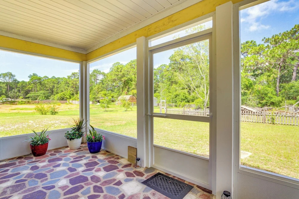 5 Mi to Navarre Beach: Home w/ Game Room & Yard